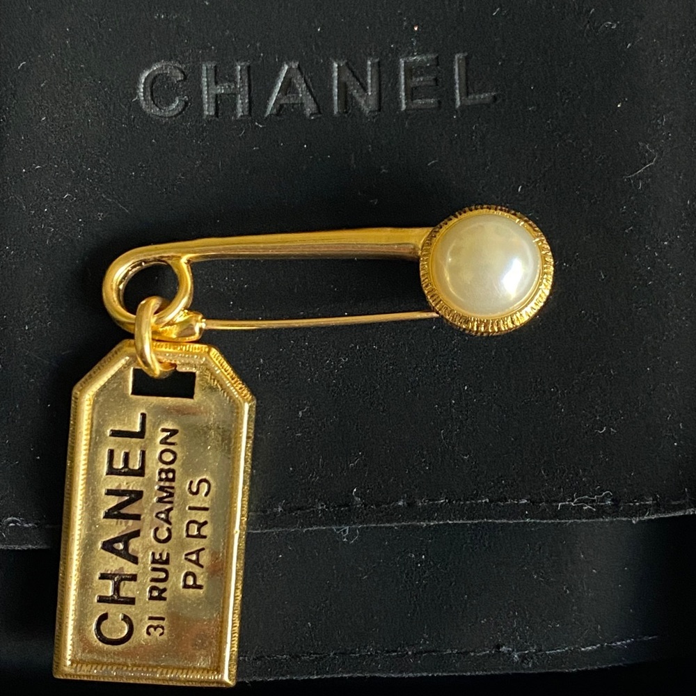 CHANEL Pin
